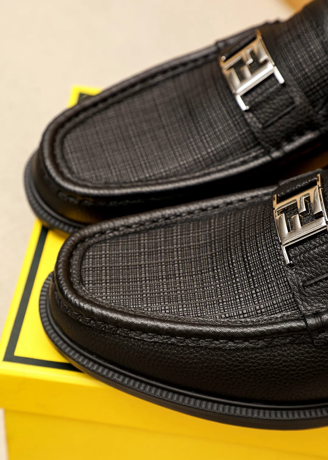 Men's shoes 💰460 💐 Product trademark: FENDI [Fendi] casual leather shoes Regular size: 38-44 (45🉑️customized) Product materials: Selected imported first-layer cross-grain cowhide leather upper + luxury hardware buckle, imported cowhide lining. Strong three-dimensional visual effect, original outsole color: 1⃣️color optional